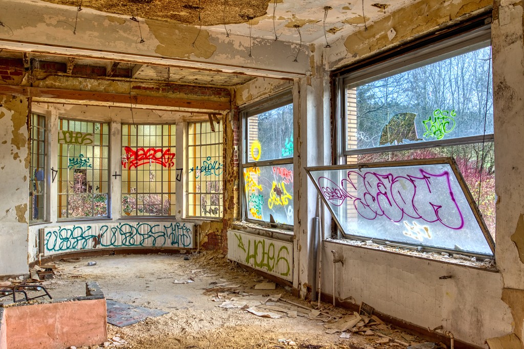 HDR urbex brandweerauto brandweerwagen fire truck camion de pompiers graffiti Sanatorium Dolhain basil decay verlaten kunst art